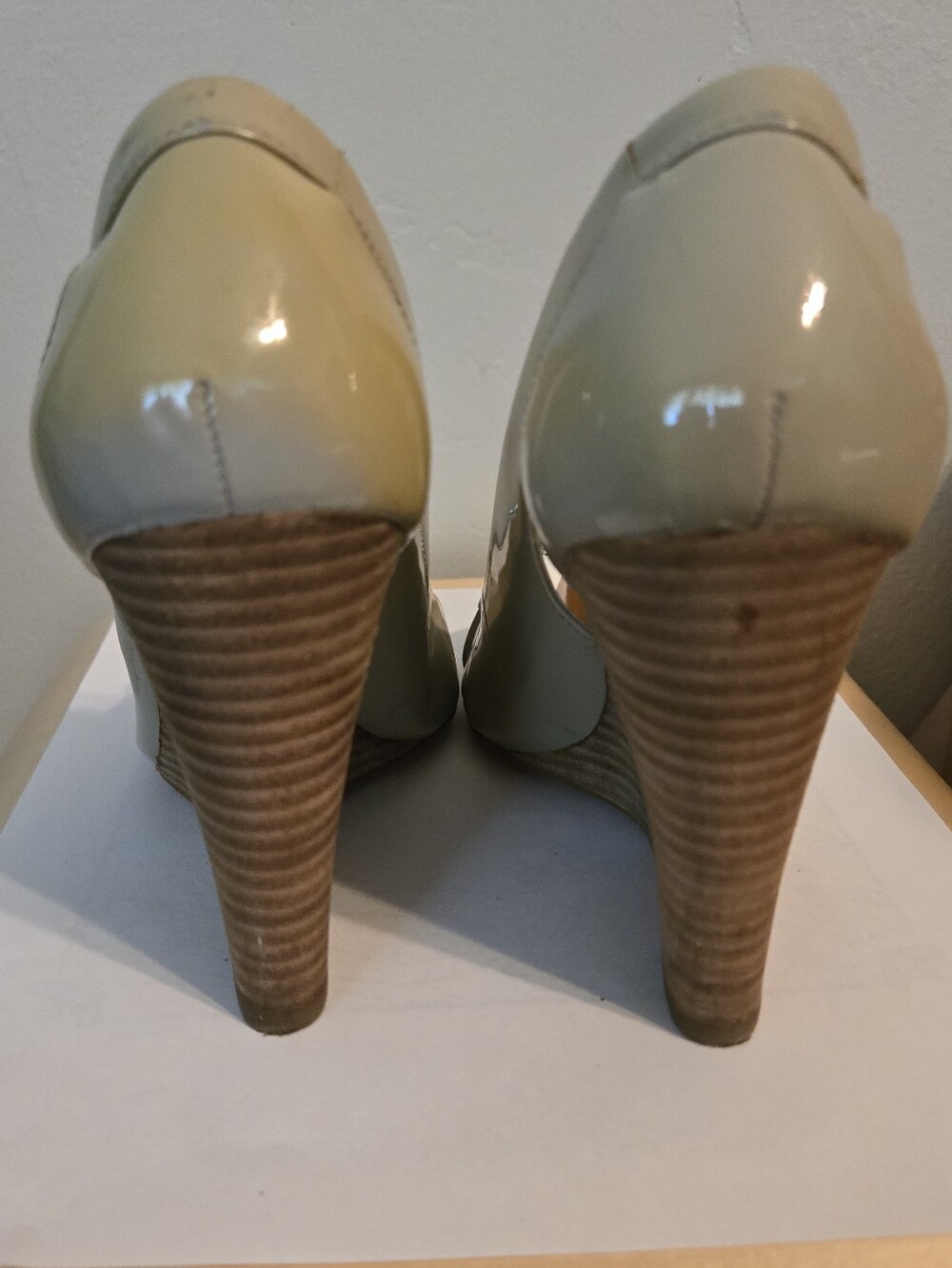 Vintage Coach Beige Patent Leather Peep-Toe Pumps with Silver Accent 6s - Picture 3 of 11